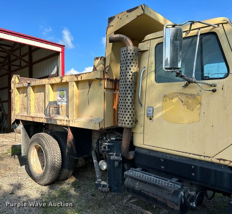 image for item DS2104 1984 International S2554  dump truck