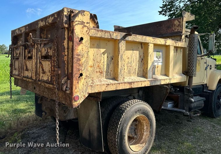 image for item DS2104 1984 International S2554  dump truck