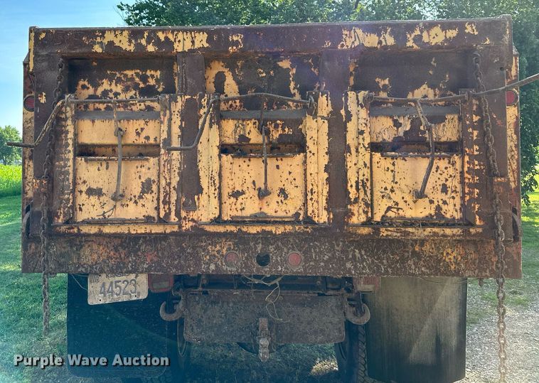 image for item DS2104 1984 International S2554  dump truck