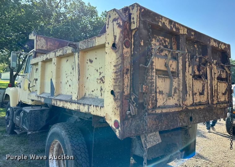 image for item DS2104 1984 International S2554  dump truck