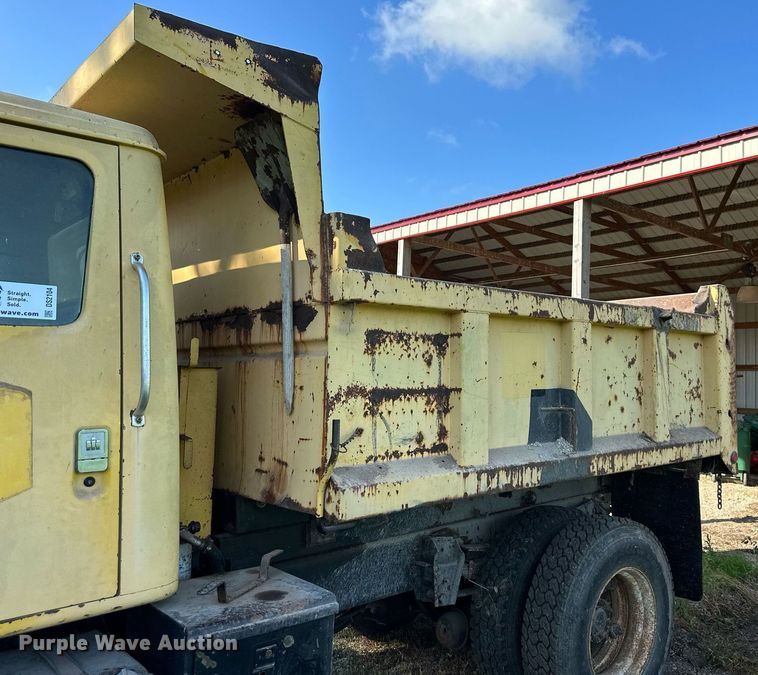 image for item DS2104 1984 International S2554  dump truck