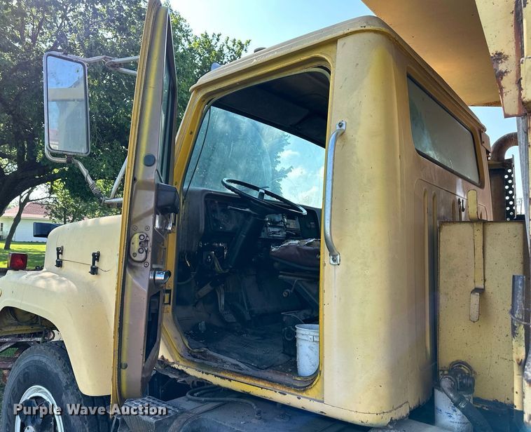 image for item DS2104 1984 International S2554  dump truck