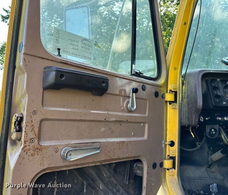 image for item DS2104 1984 International S2554  dump truck