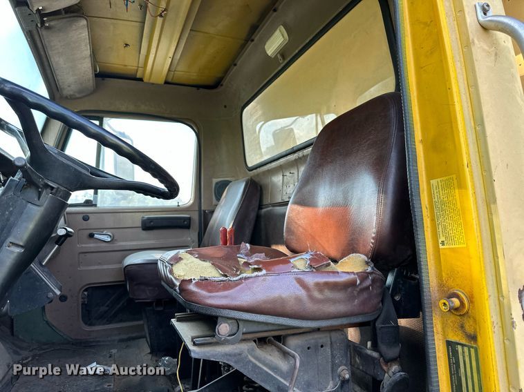image for item DS2104 1984 International S2554  dump truck