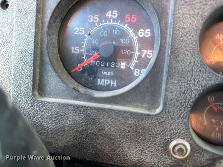 image for item DS2104 1984 International S2554  dump truck