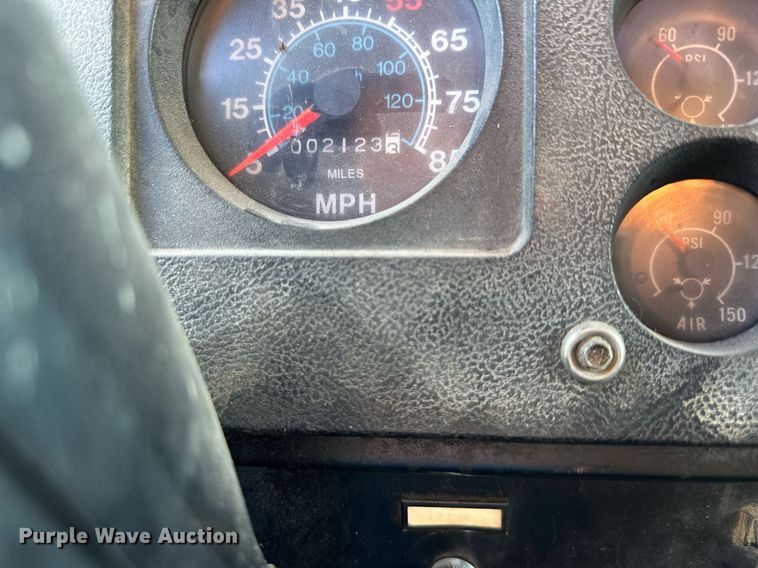 image for item DS2104 1984 International S2554  dump truck