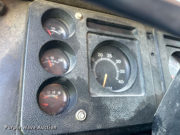 image for item DS2104 1984 International S2554  dump truck