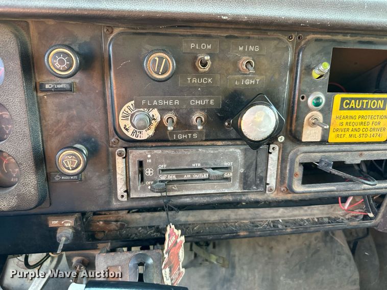 image for item DS2104 1984 International S2554  dump truck