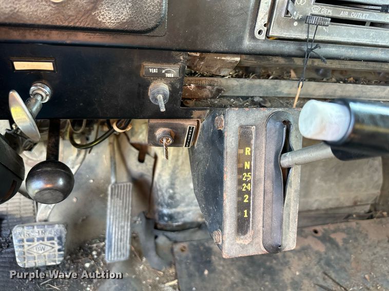 image for item DS2104 1984 International S2554  dump truck