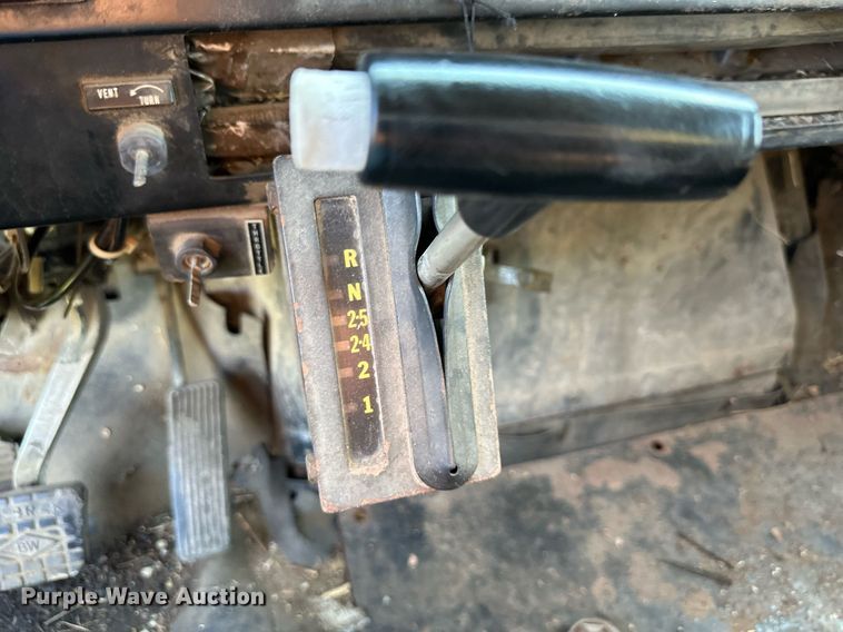 image for item DS2104 1984 International S2554  dump truck