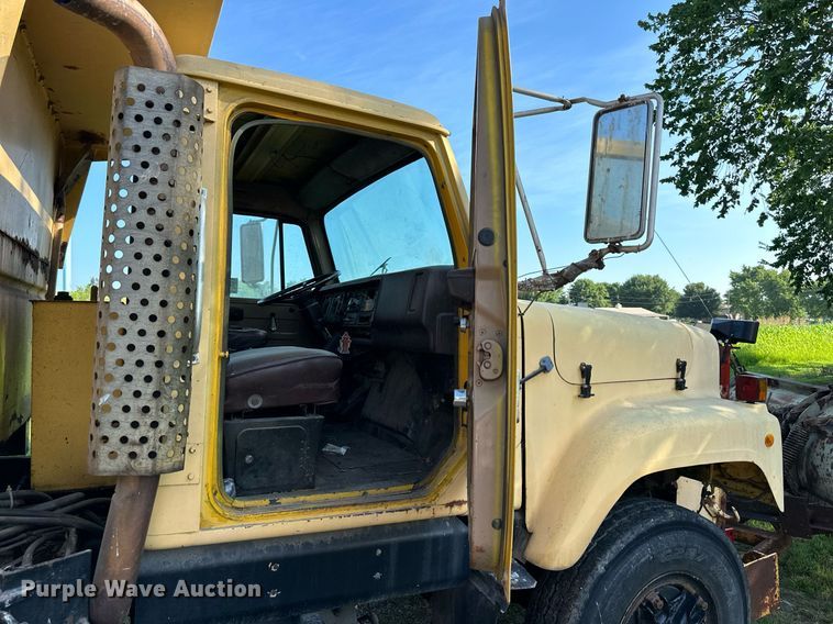 image for item DS2104 1984 International S2554  dump truck