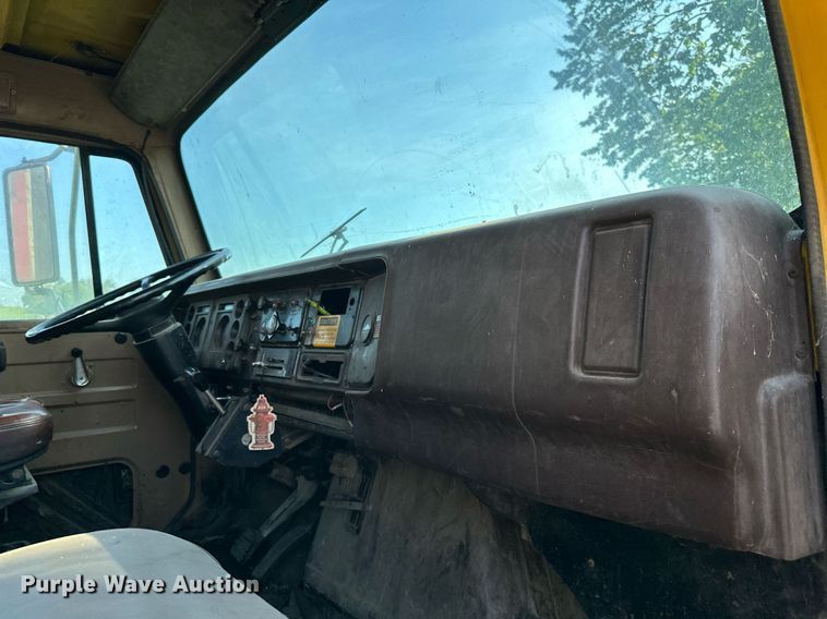 image for item DS2104 1984 International S2554  dump truck