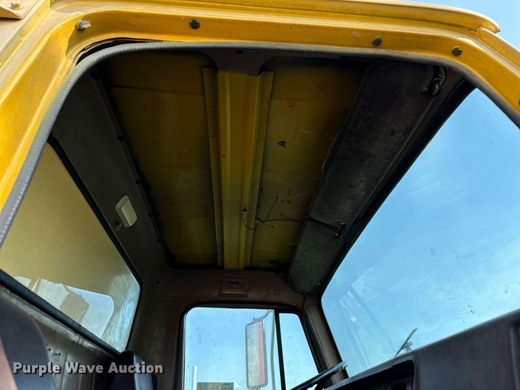 image for item DS2104 1984 International S2554  dump truck