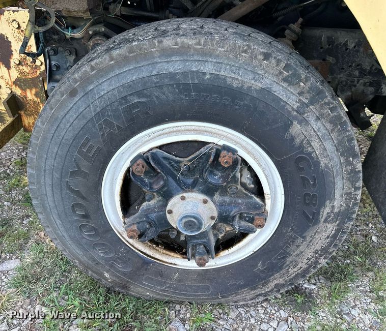 image for item DS2104 1984 International S2554  dump truck