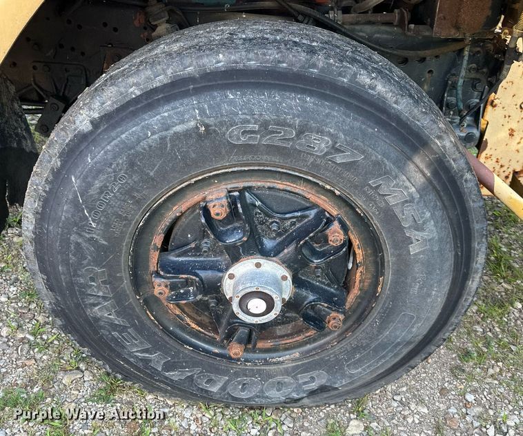 image for item DS2104 1984 International S2554  dump truck