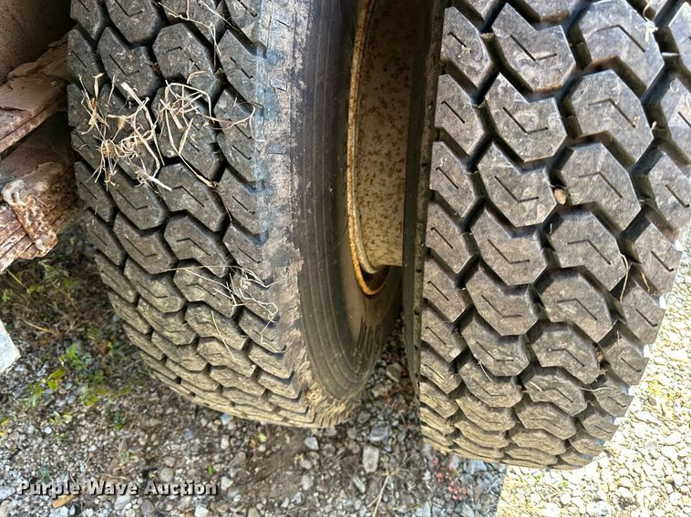 image for item DS2104 1984 International S2554  dump truck