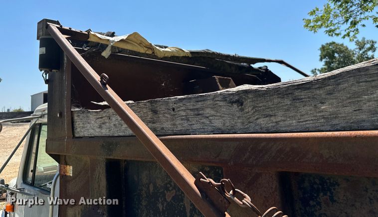 image for item HG9291 1999 International 4900  dump truck