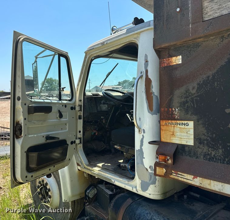 image for item HG9291 1999 International 4900  dump truck