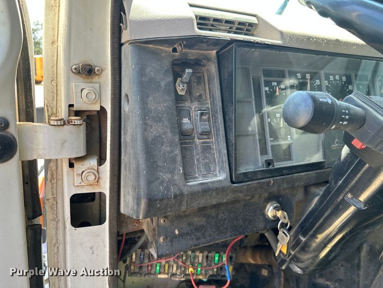 image for item HG9291 1999 International 4900  dump truck