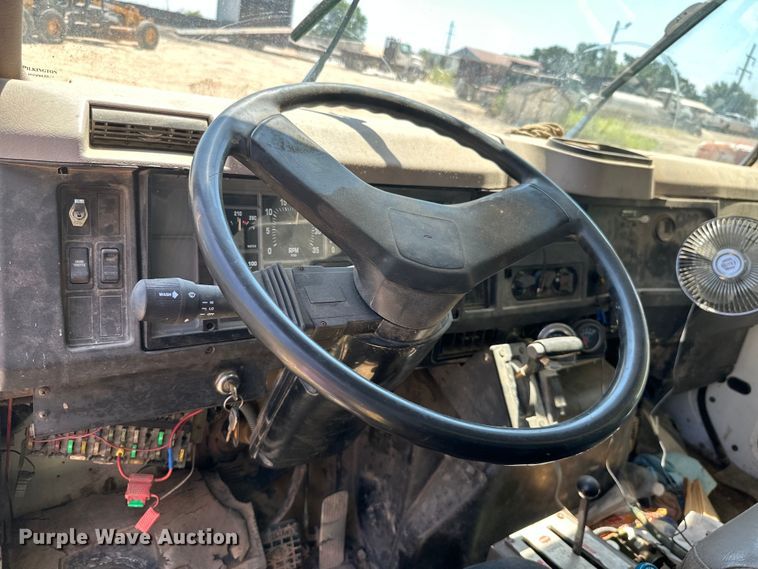 image for item HG9291 1999 International 4900  dump truck