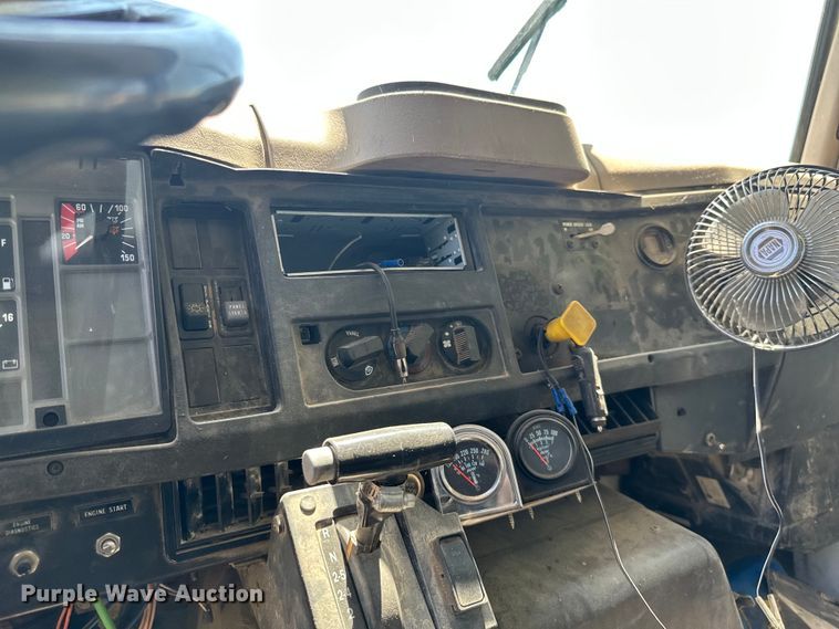 image for item HG9291 1999 International 4900  dump truck