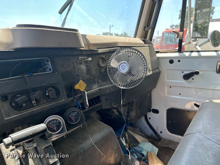 image for item HG9291 1999 International 4900  dump truck