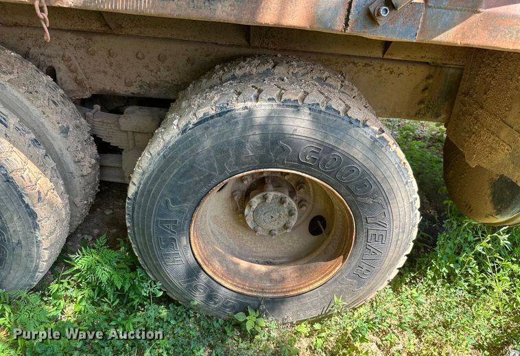 image for item HG9291 1999 International 4900  dump truck