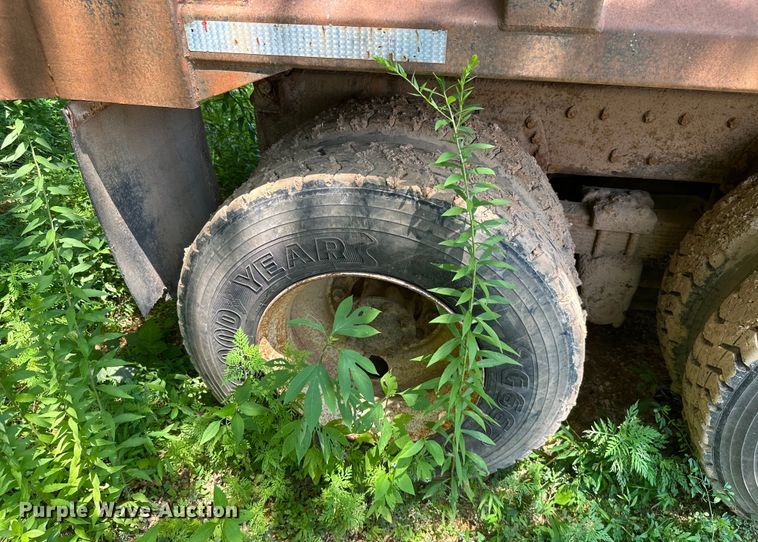 image for item HG9291 1999 International 4900  dump truck