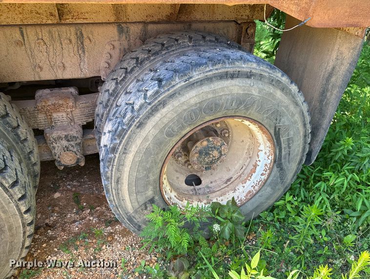 image for item HG9291 1999 International 4900  dump truck