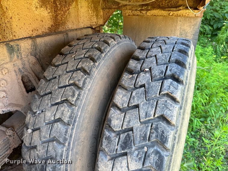 image for item HG9291 1999 International 4900  dump truck