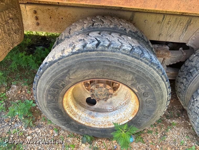 image for item HG9291 1999 International 4900  dump truck