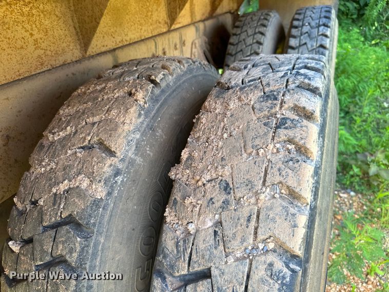 image for item HG9291 1999 International 4900  dump truck