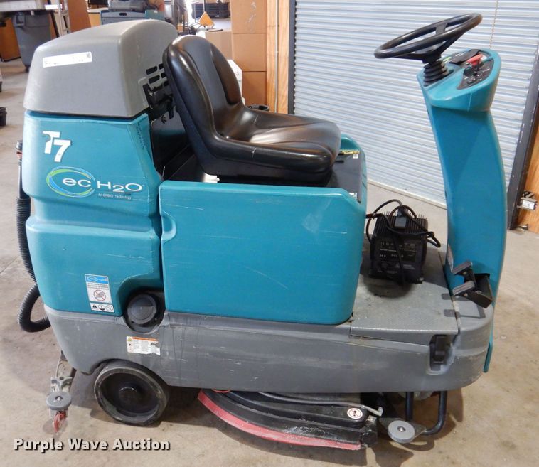 image for item IQ9778 Tennant T7  floor scrubber