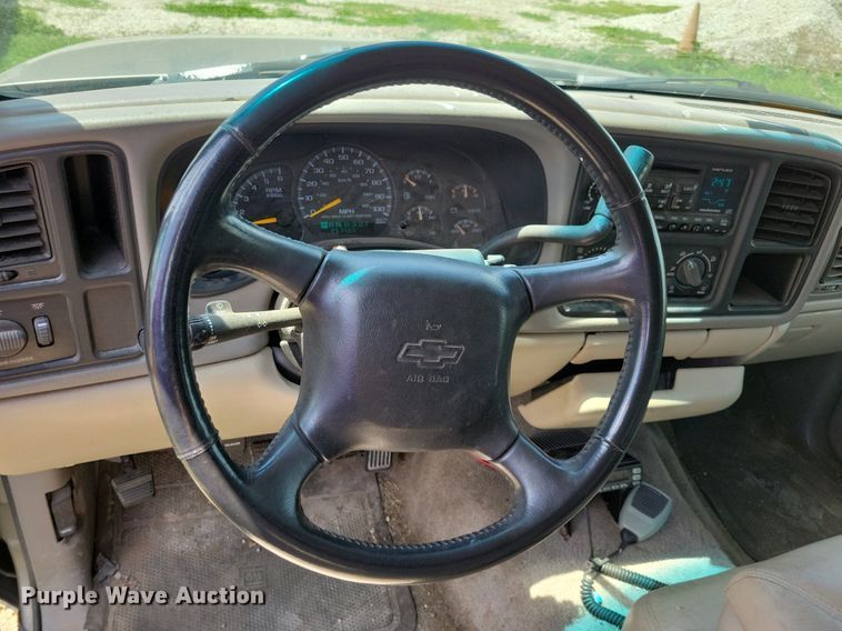 image for item JO9201 2000 Chevrolet Suburban 2500 LS  SUV