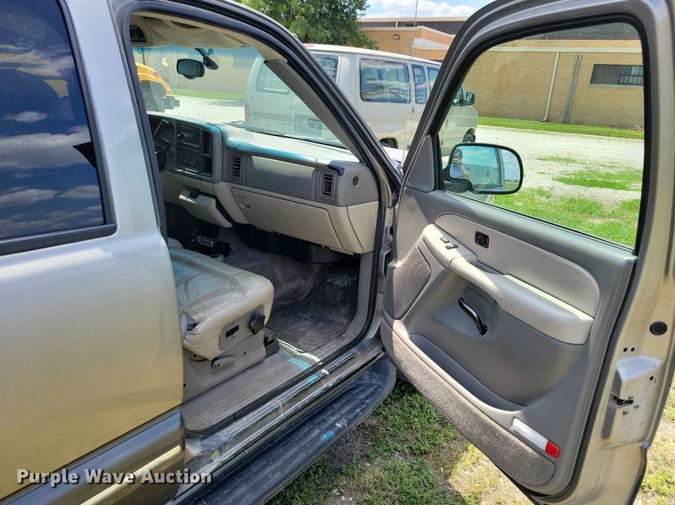 image for item JO9201 2000 Chevrolet Suburban 2500 LS  SUV