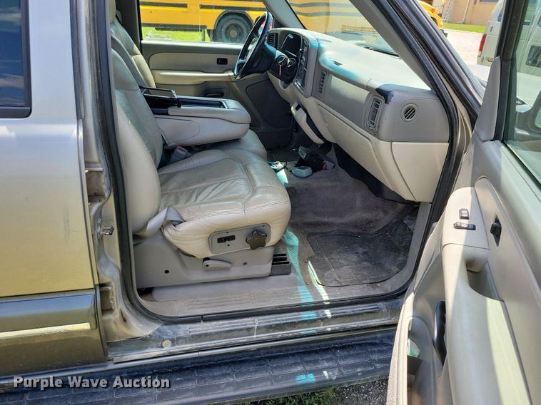 image for item JO9201 2000 Chevrolet Suburban 2500 LS  SUV