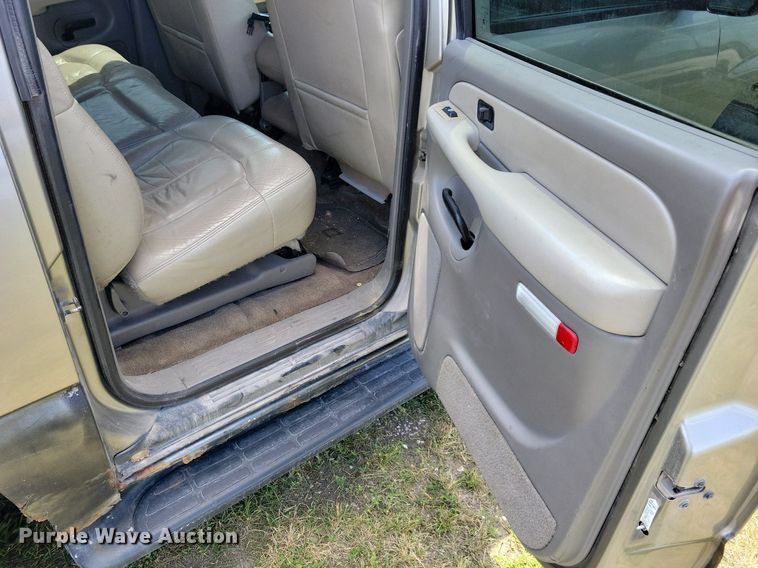 image for item JO9201 2000 Chevrolet Suburban 2500 LS  SUV