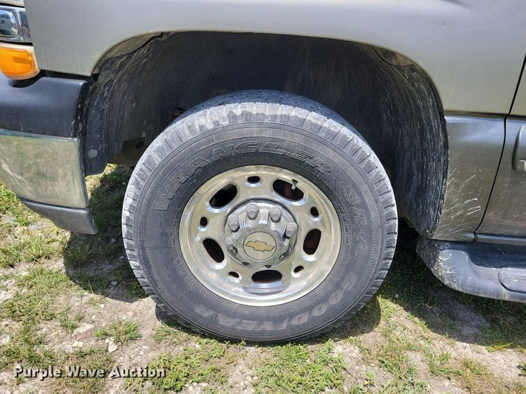 image for item JO9201 2000 Chevrolet Suburban 2500 LS  SUV