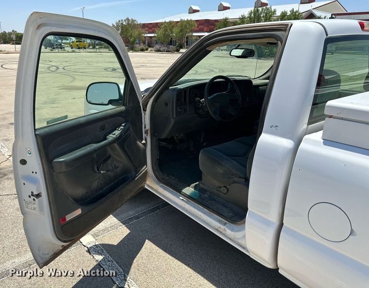 image for item KM9847 2003 Chevrolet Silverado 1500  pickup truck