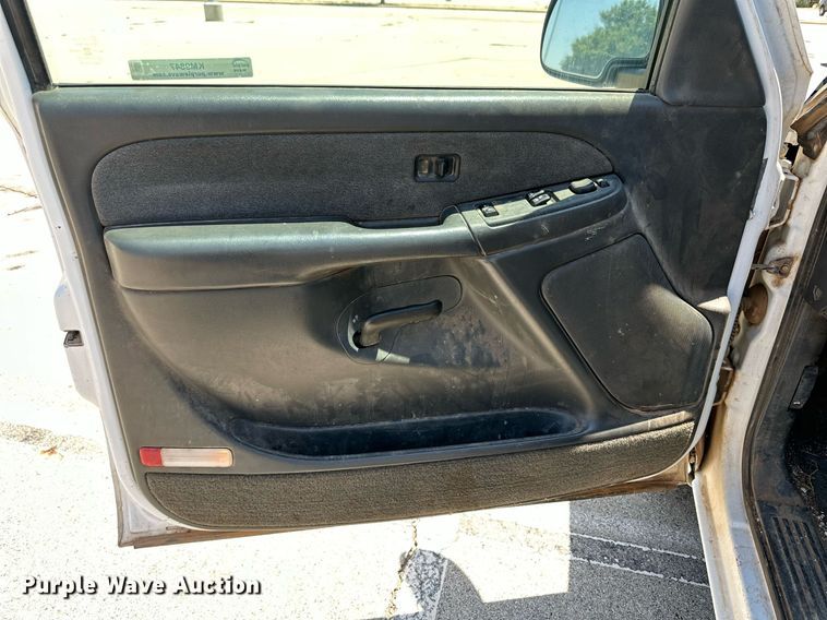 image for item KM9847 2003 Chevrolet Silverado 1500  pickup truck