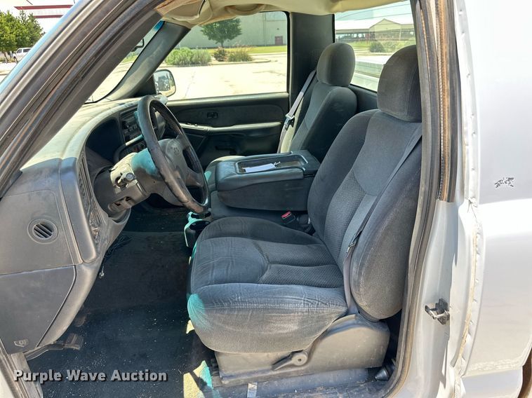 image for item KM9847 2003 Chevrolet Silverado 1500  pickup truck