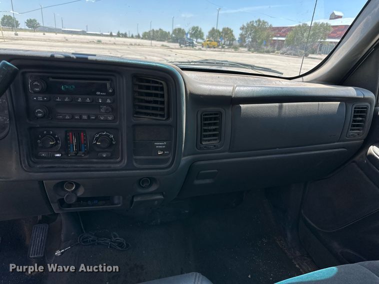 image for item KM9847 2003 Chevrolet Silverado 1500  pickup truck