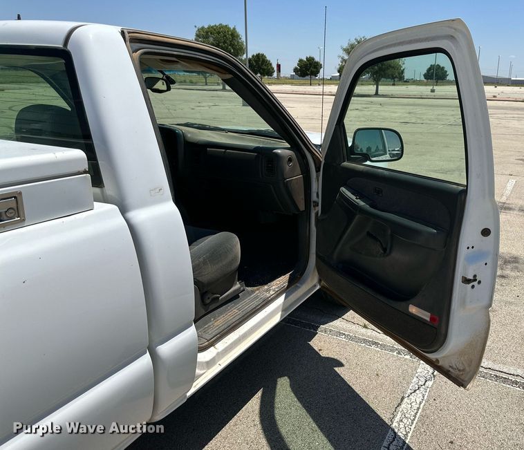 image for item KM9847 2003 Chevrolet Silverado 1500  pickup truck