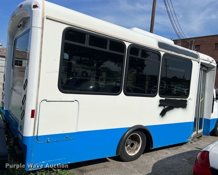 image for item LE9542 2014 Chevrolet Express  shuttle bus