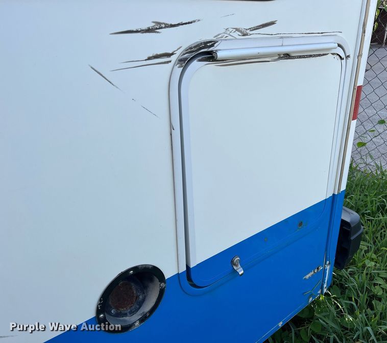 image for item LE9542 2014 Chevrolet Express  shuttle bus