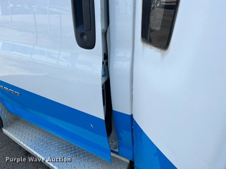 image for item LE9542 2014 Chevrolet Express  shuttle bus