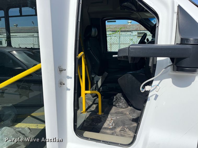 image for item LE9542 2014 Chevrolet Express  shuttle bus