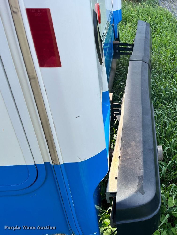 image for item LE9542 2014 Chevrolet Express  shuttle bus