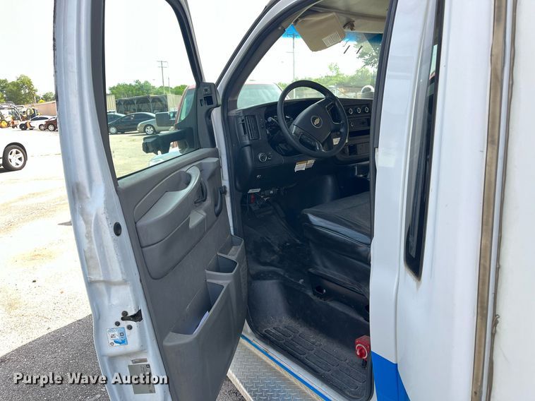 image for item LE9542 2014 Chevrolet Express  shuttle bus