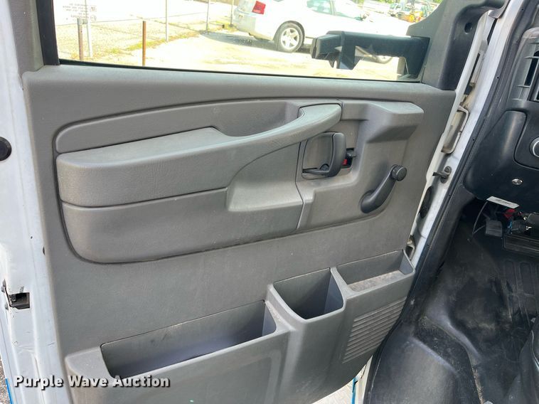 image for item LE9542 2014 Chevrolet Express  shuttle bus